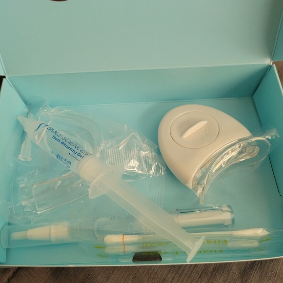 Smile Sciences Mint Flavored Teeth Whitening Kit - Picture 2 of 5